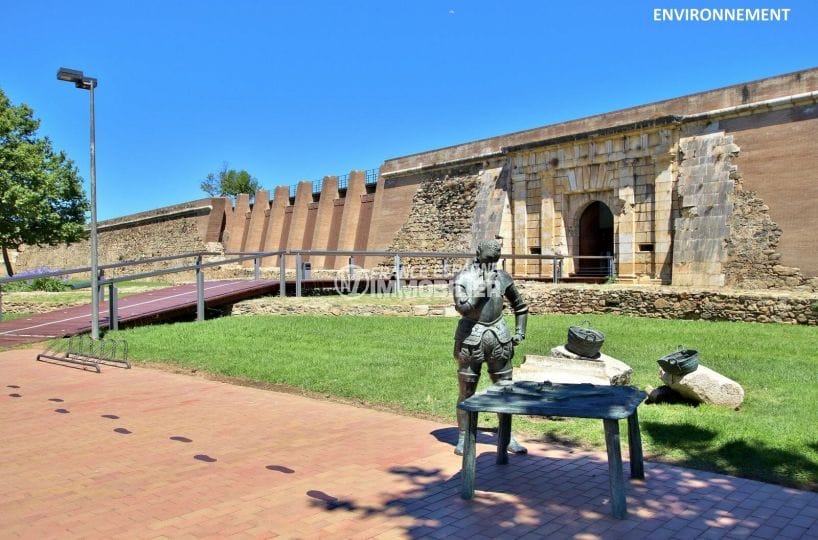 museo de la ciudadela de roses, forteresse militaire du xvie siècle et ses vestiges de l'ancienne cité de rhode