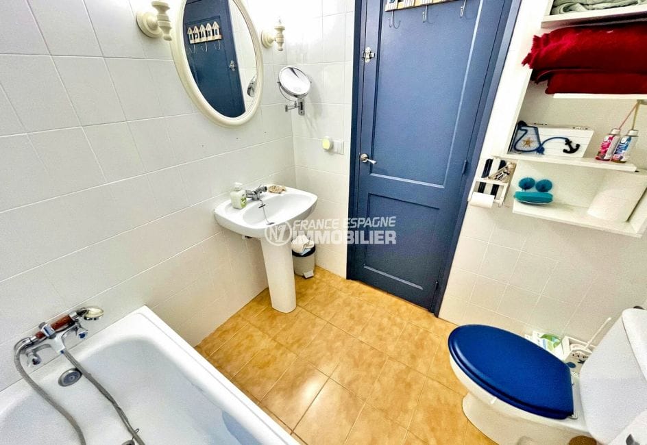 marina empuriabrava: appartement 2 pièces 51 m2, salle de bain avec baignoire et wc