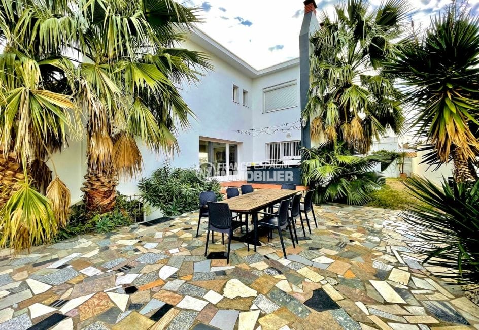 achat maison empuriabrava, 6 chambres 458 m², dallage multicolore de la terrasse du jardin