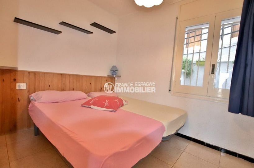 vente appartement roses espagne, 2 chambres 73 m2, seconde chambre avec lits jumeaux