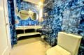 immobilier espagne bord de mer: villa 6 chambres 458 m², 3° salle d'eau murs carrelés bleu marine
