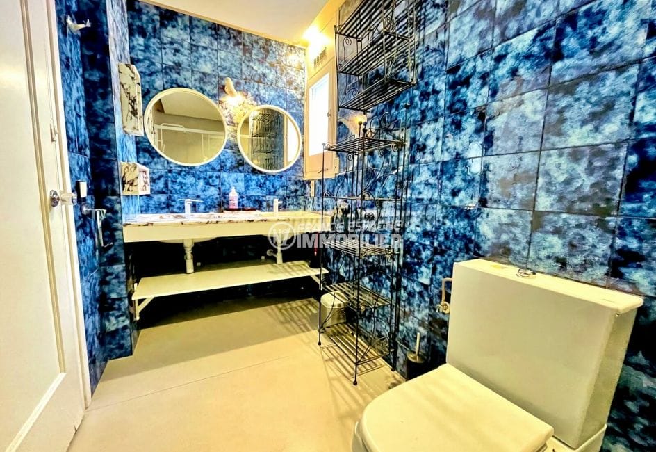 immobilier espagne bord de mer: villa 6 chambres 458 m², 3° salle d'eau murs carrelés bleu marine
