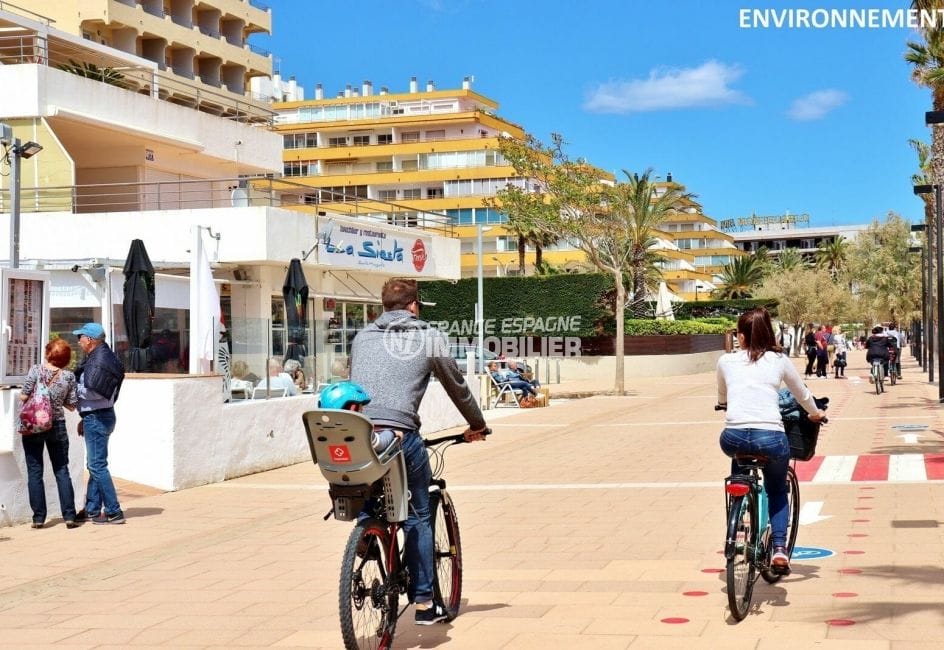 la promendade à pied ou en vélo le long de la plage, avec ses restaurants et boutiques