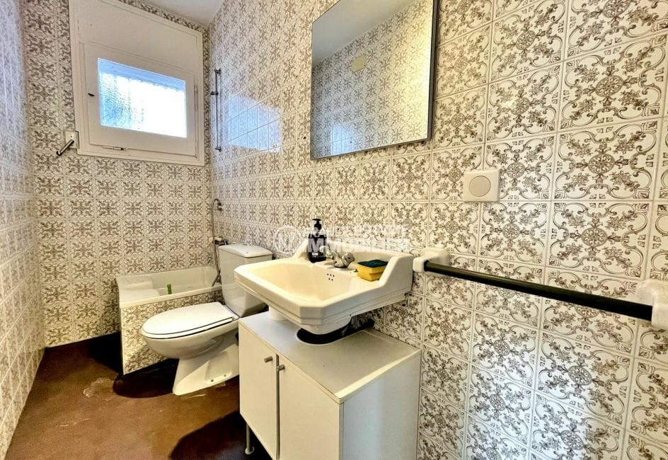 immobilier a empuriabrava: villa 6 chambres 458 m², 4e salle de bain avec baignoire et wc