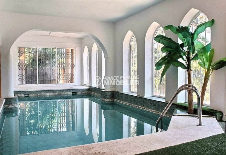 amarre empuriabrava: villa 6 chambres 458 m², piscine couverte tons verts marine