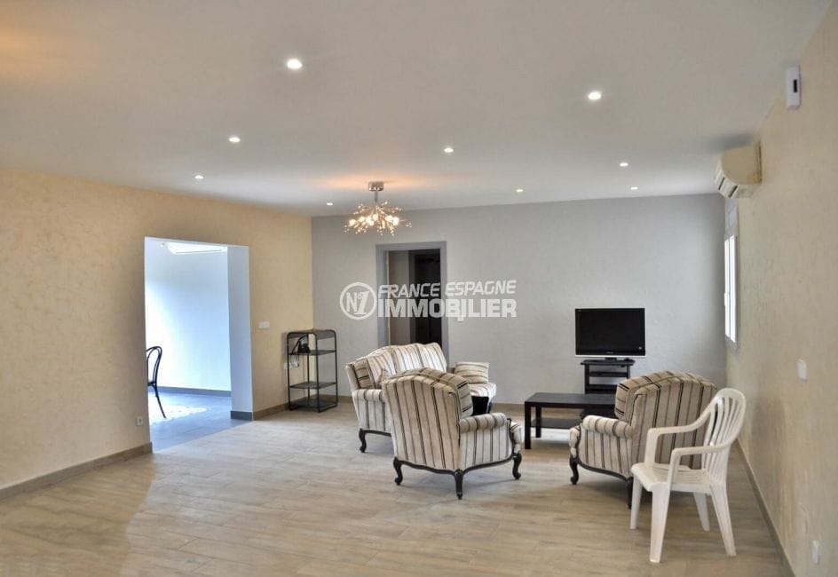 achat maison empuriabrava, 3 chambres 184 m², séjour avec sol et murs blanc cassé et plafond blanc