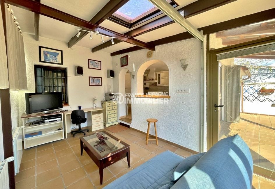 maison a vendre a empuriabrava, 3 chambres 107 m², salon/séjour avec passe-plat cuisine