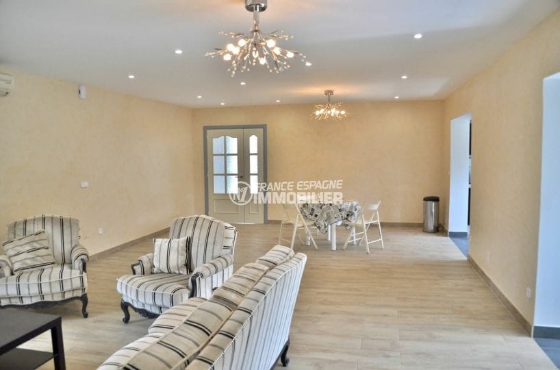 maison a vendre a empuriabrava, 3 chambres 184 m², séjour spacieux murs clairs avec ouverture cuisine