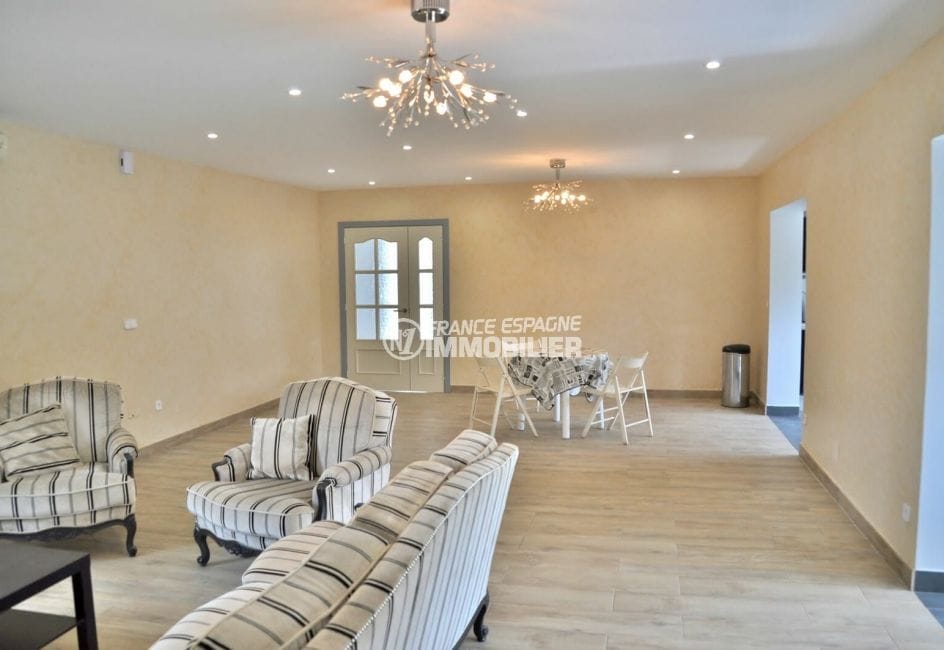 maison a vendre a empuriabrava, 3 chambres 184 m², séjour spacieux murs clairs avec ouverture cuisine