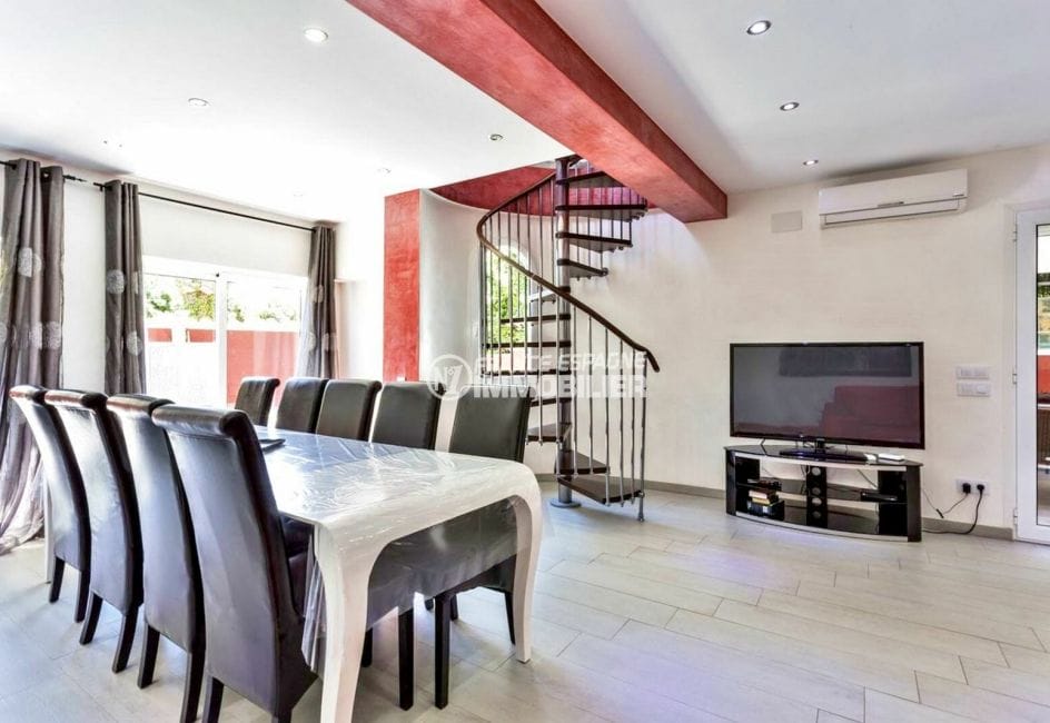 maison a vendre a empuriabrava, 4 chambres 126 m², salle à manger avec escalier en colimaçon