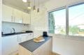 vente empuriabrava: villa 2 chambres 77 m², cuisine américaine blanche, noire et beige