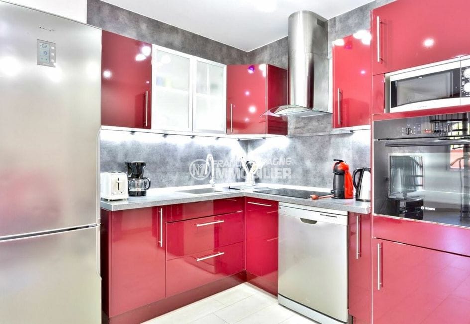maison a vendre espagne, 4 chambres 126 m², cuisine américaine rouge