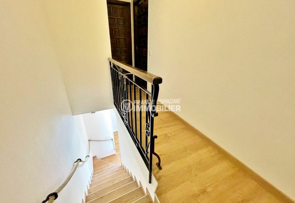 maison à vendre à empuriabrava, 2 chambres 77 m², escaliers accès à l'étage