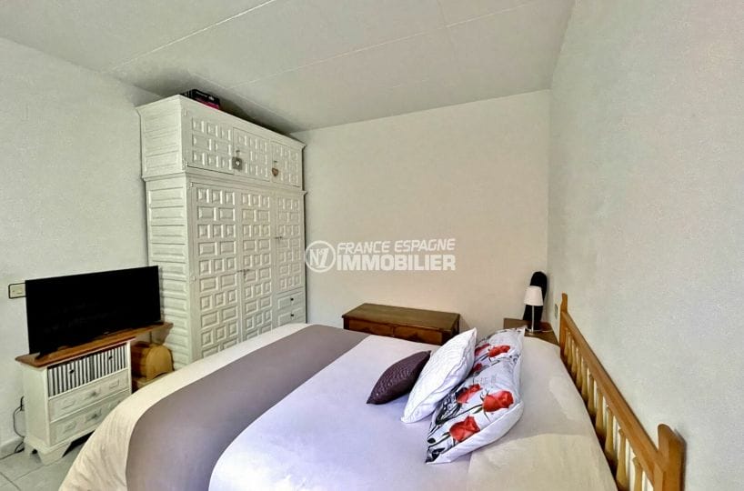 achat empuriabrava: villa 4 chambres 109 m², premiere chambre murs blancs