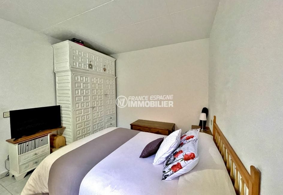 achat empuriabrava: villa 4 chambres 109 m², premiere chambre murs blancs
