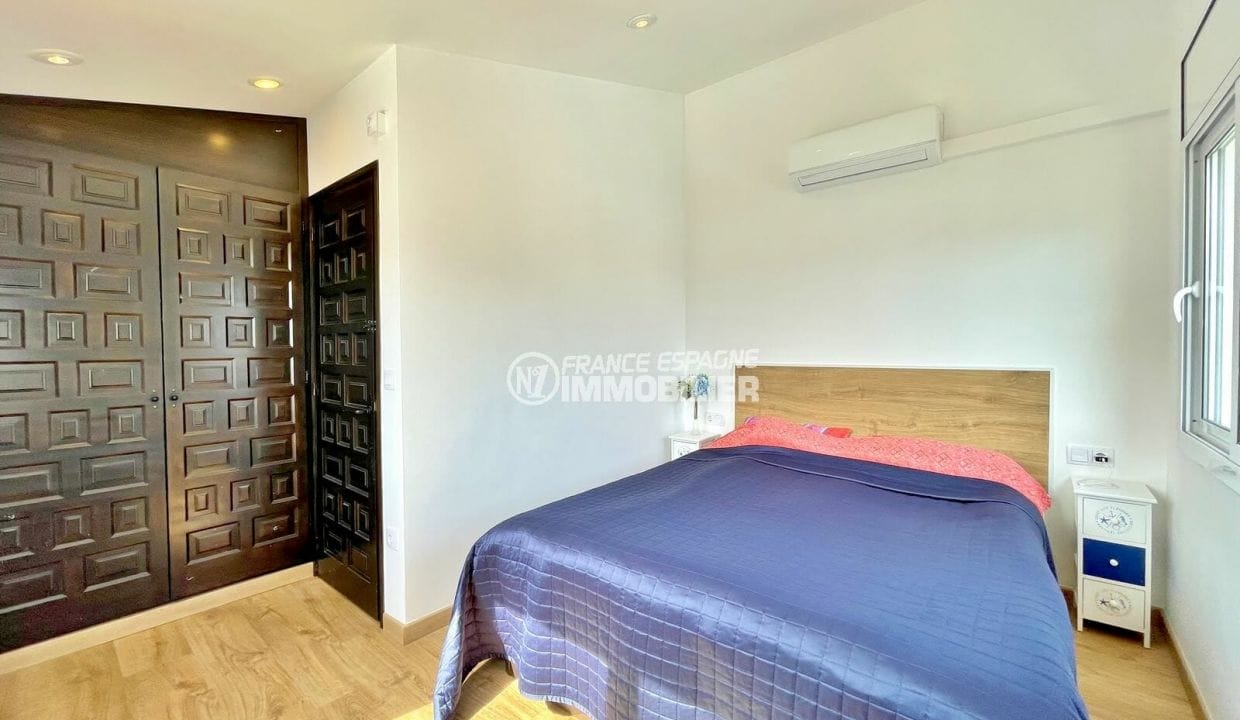 immocenter empuriabrava: villa 2 chambres 77 m², premiere chambre avec placard encastré