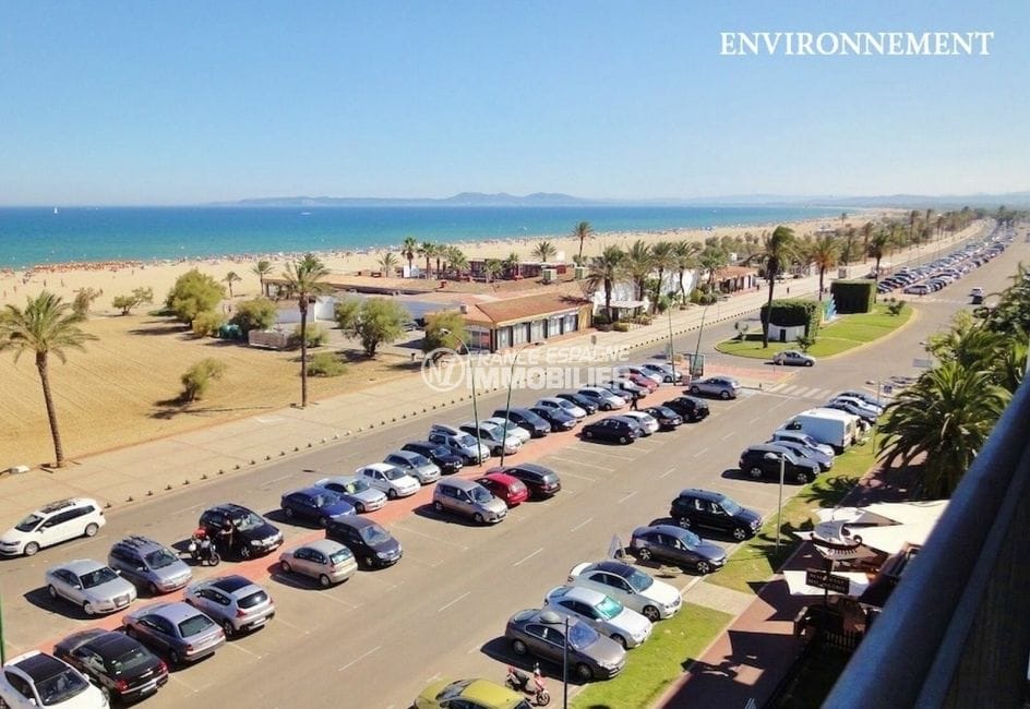 nombreuses places de parking maintenant gratuites tout le long des 2 km de plage à empuriabrava