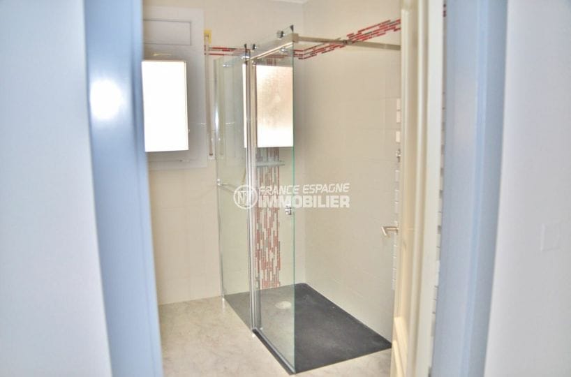 immobilier a empuriabrava: villa 3 chambres 184 m², première salle d'eau avec douche italienne