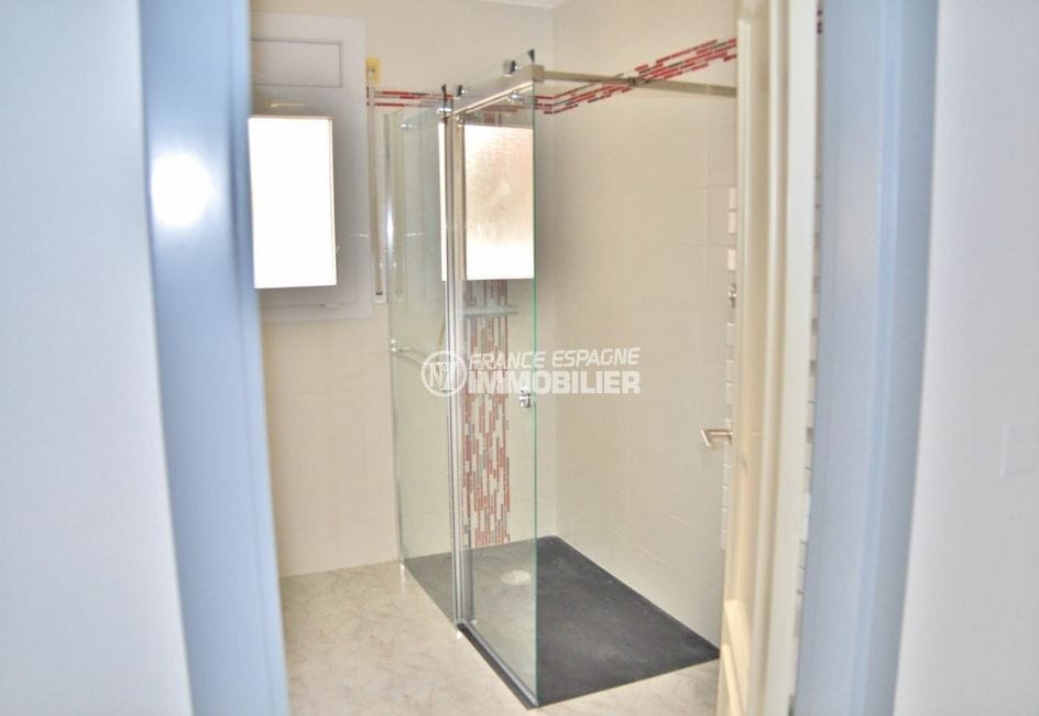 immobilier a empuriabrava: villa 3 chambres 184 m², première salle d'eau avec douche italienne