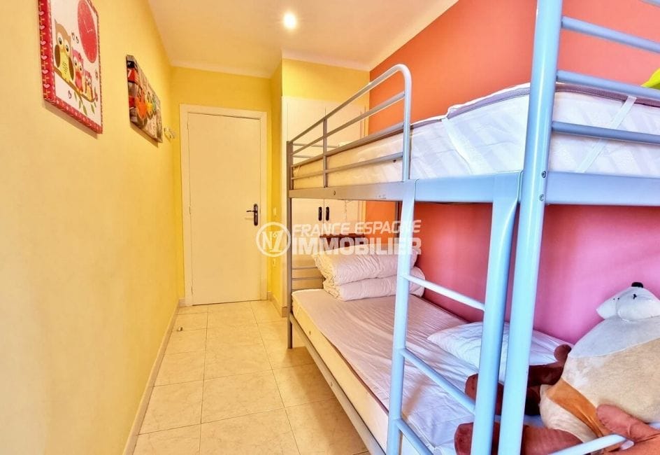 vente appartement roses espagne, 3 chambres 71 m², troisieme chambre avec placard integre