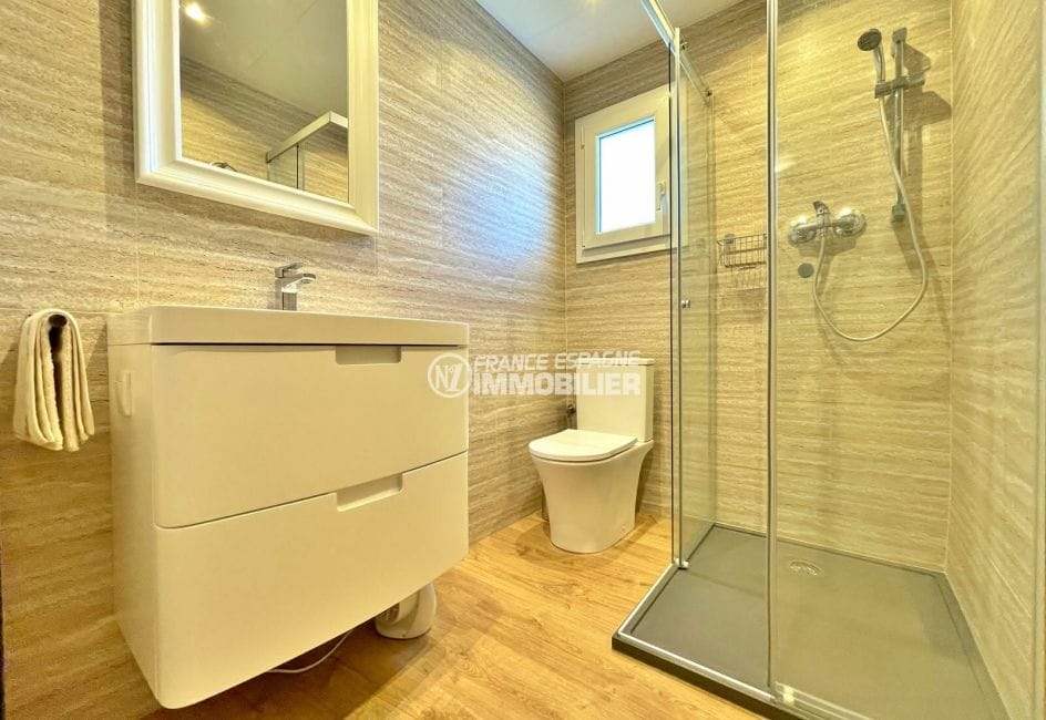 empuriabrava maison a vendre, 2 chambres 77 m², salle d'eau, wc avec cabine douche