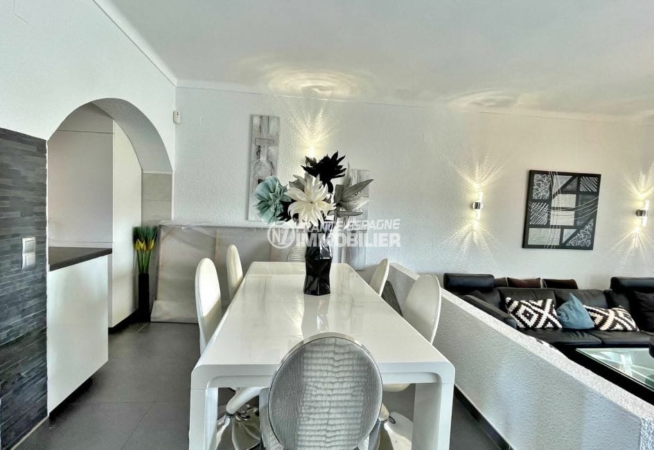 achat empuriabrava: villa 3 chambres 150 m², salle à manger ouverte