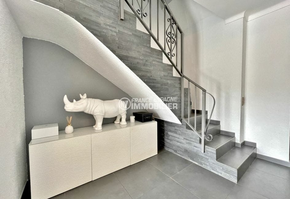 immocenter empuriabrava: villa 3 chambres 150 m², escaliers pour aller a l'étage