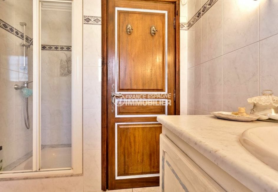 villa a vendre empuriabrava, 4 chambres 200 m², premiere salle d'eau avec cabine de douche