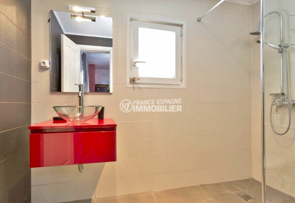 habitaclia empuriabrava: villa 4 chambres 126 m², salle d'eau rouge privé à la deuxième chambre