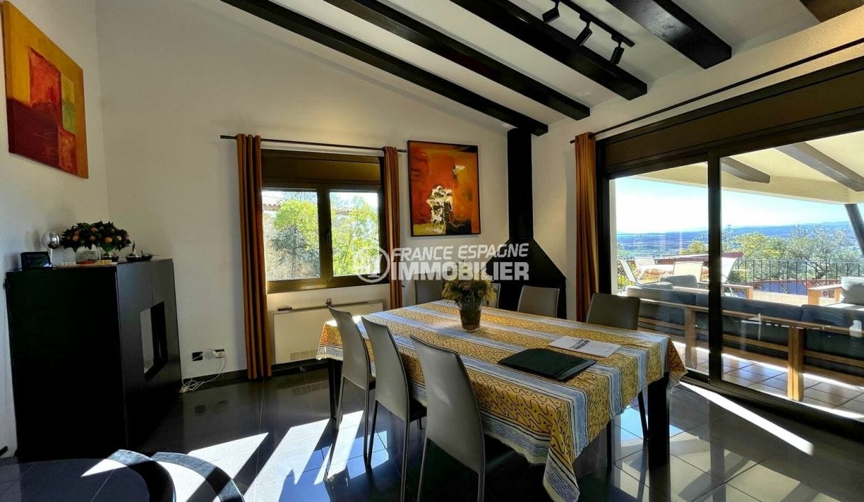 villa for sale rosas spain, 4 bedrooms 325 m2, dining area with sea view and terrace access