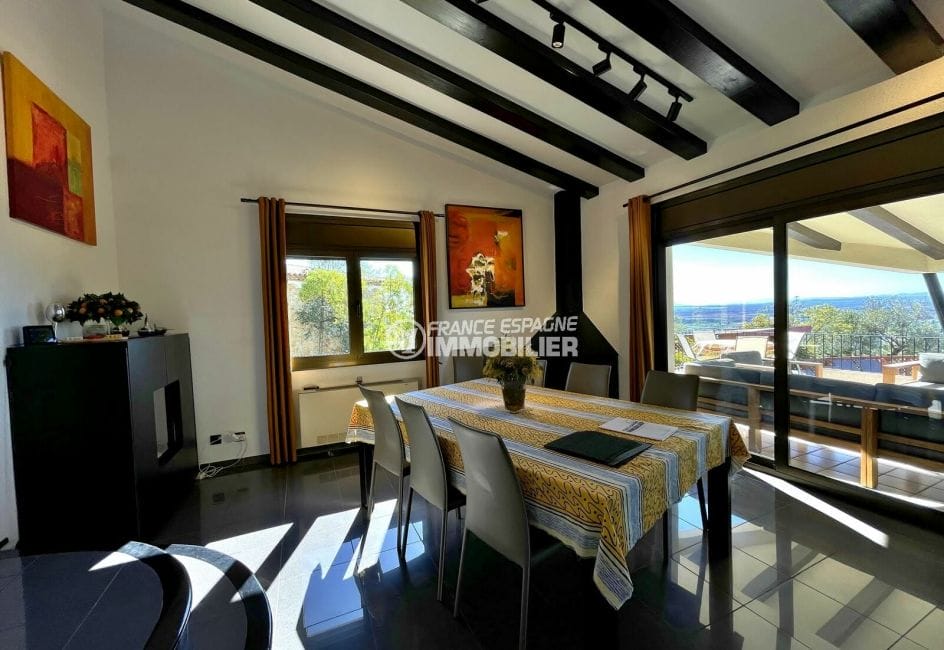 villa a vendre rosas espagne, 4 chambres 325 m2, espace repas avec vue mer et accès terrasse