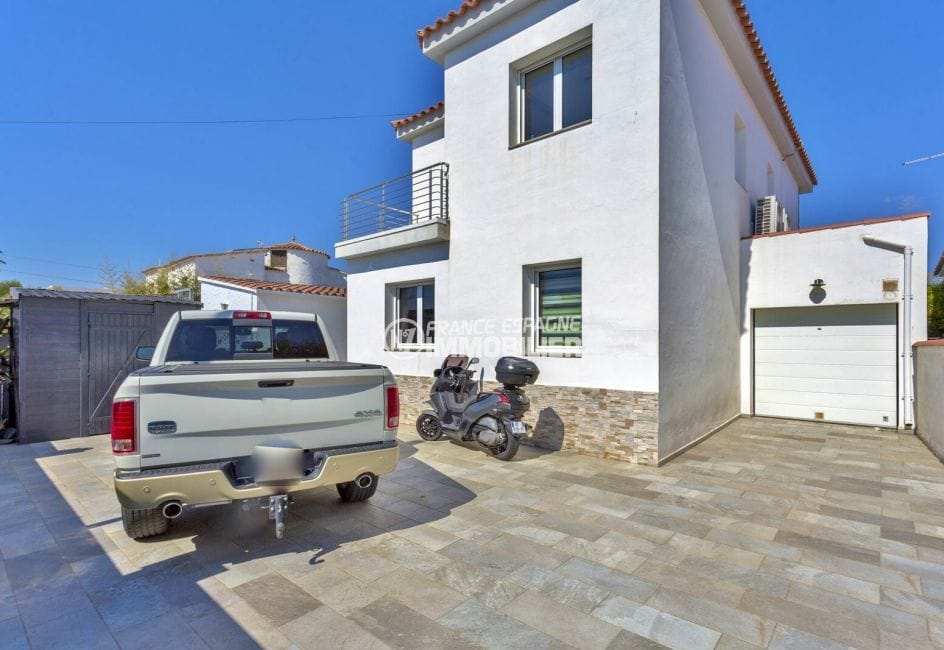 villa empuriabrava à vendre, 4 chambres 210 m², façade principale avec entrée garage
