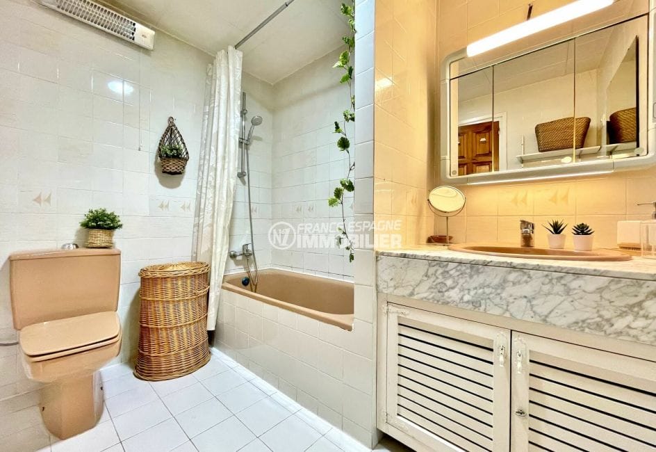 empuriabrava appartement a vendre, 3 chambres 60 m², salle de bain blanche et marron