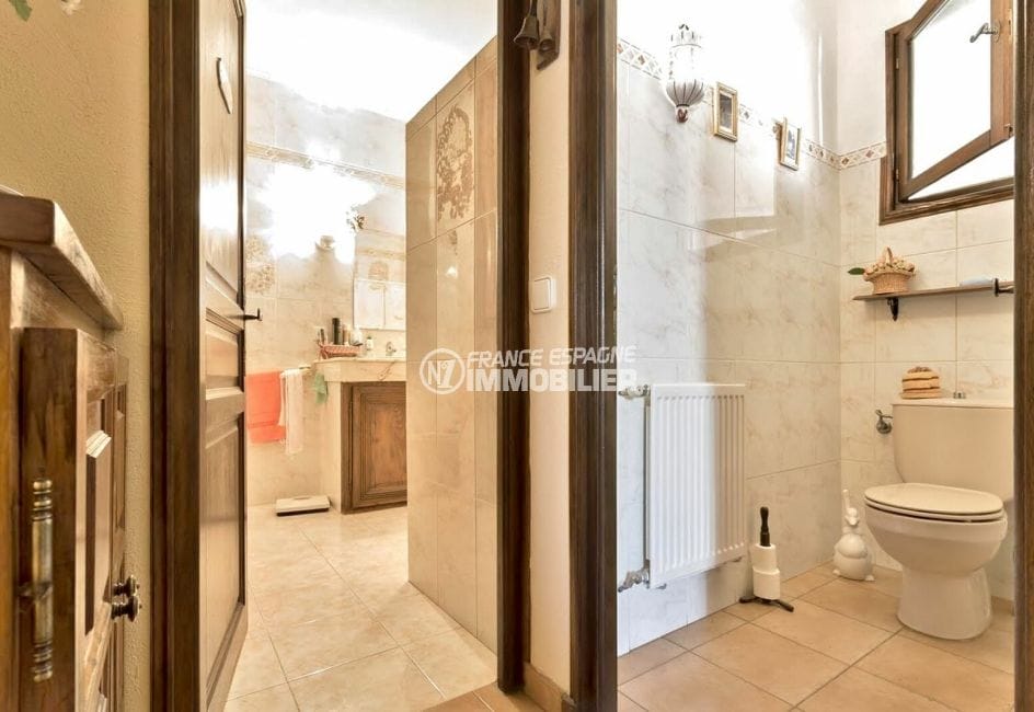 maison a vendre empuriabrava canaux, 4 chambres 200 m², salle de bain avec wc indépendant