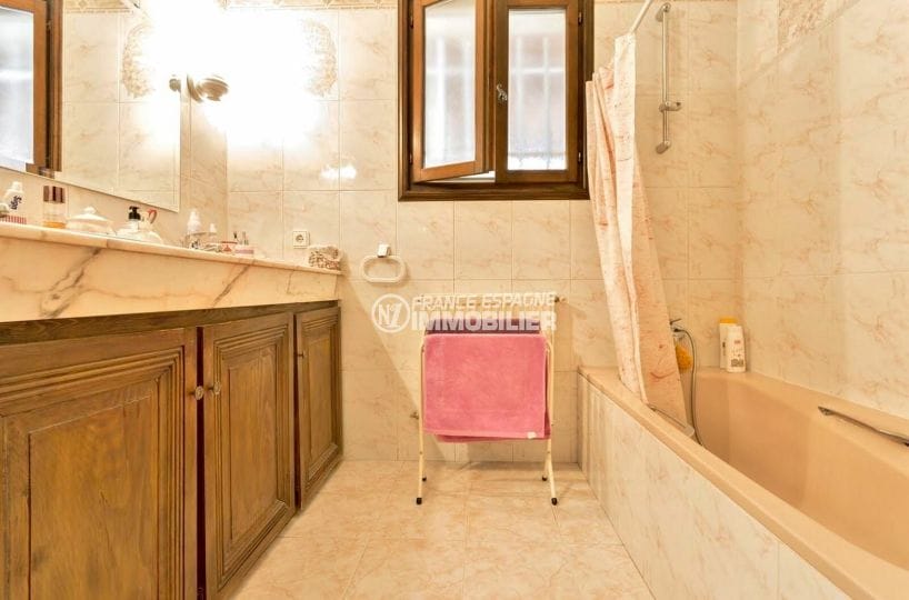 villa empuriabrava à vendre, 4 chambres 200 m², salle de bain avec baignoire