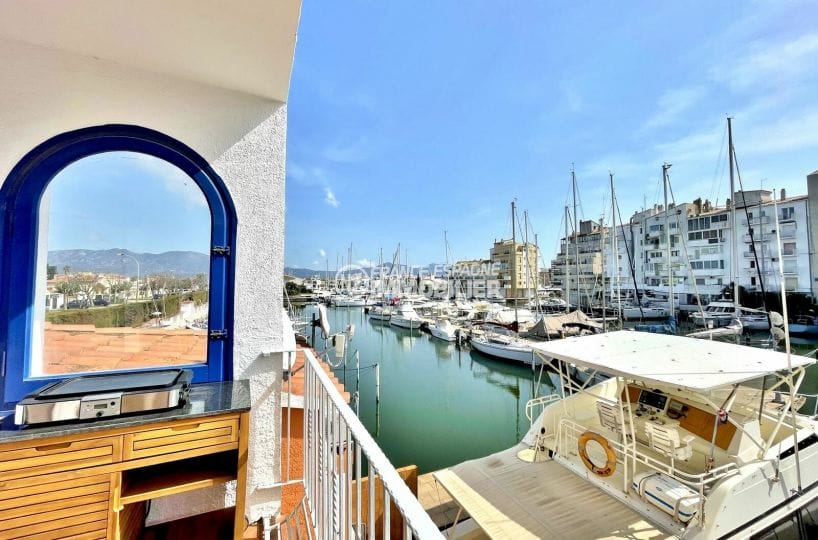 immocenter: villa 2 chambres 77 m², vue marina depuis la terrasse à l'étage