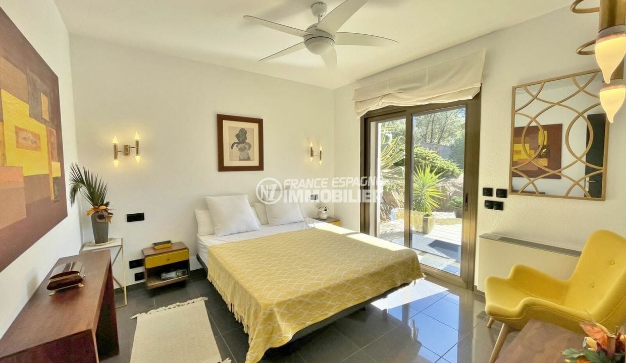 house for sale in rosas sea view, 4 bedrooms 325 m2, first suite with bay window on the garden