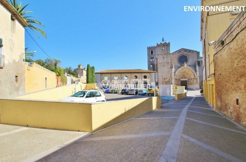 le noyau urbain de castelló de ampurias conserve un riche patrimoine architectural