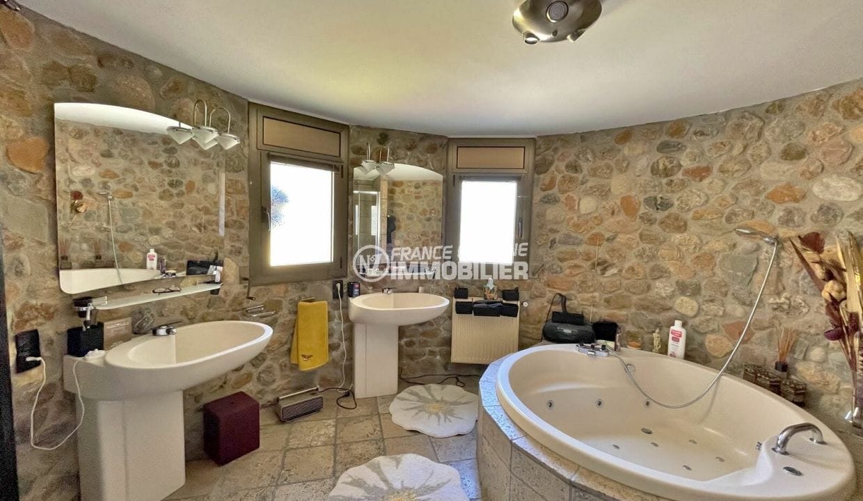 Roses Espanya: vila de 4 dormitoris 325 m2, bany de la primera suite amb jacuzzi
