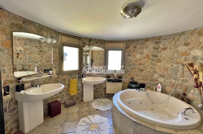 roses espagne: villa 4 chambres 325 m2, salle de bains de la première suite avec jacuzzi