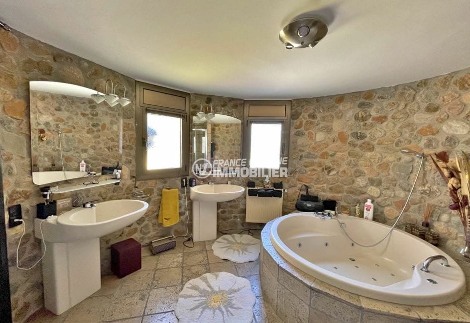 roses espagne: villa 4 chambres 325 m2, salle de bains de la première suite avec jacuzzi