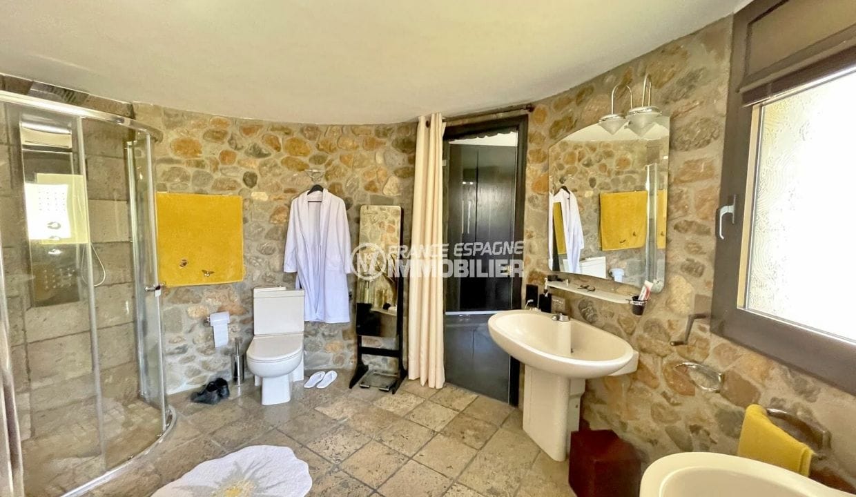 vente immobilière rosas: villa 4 chambres 325 m2, salle de bain de la première suite avec douche italienne