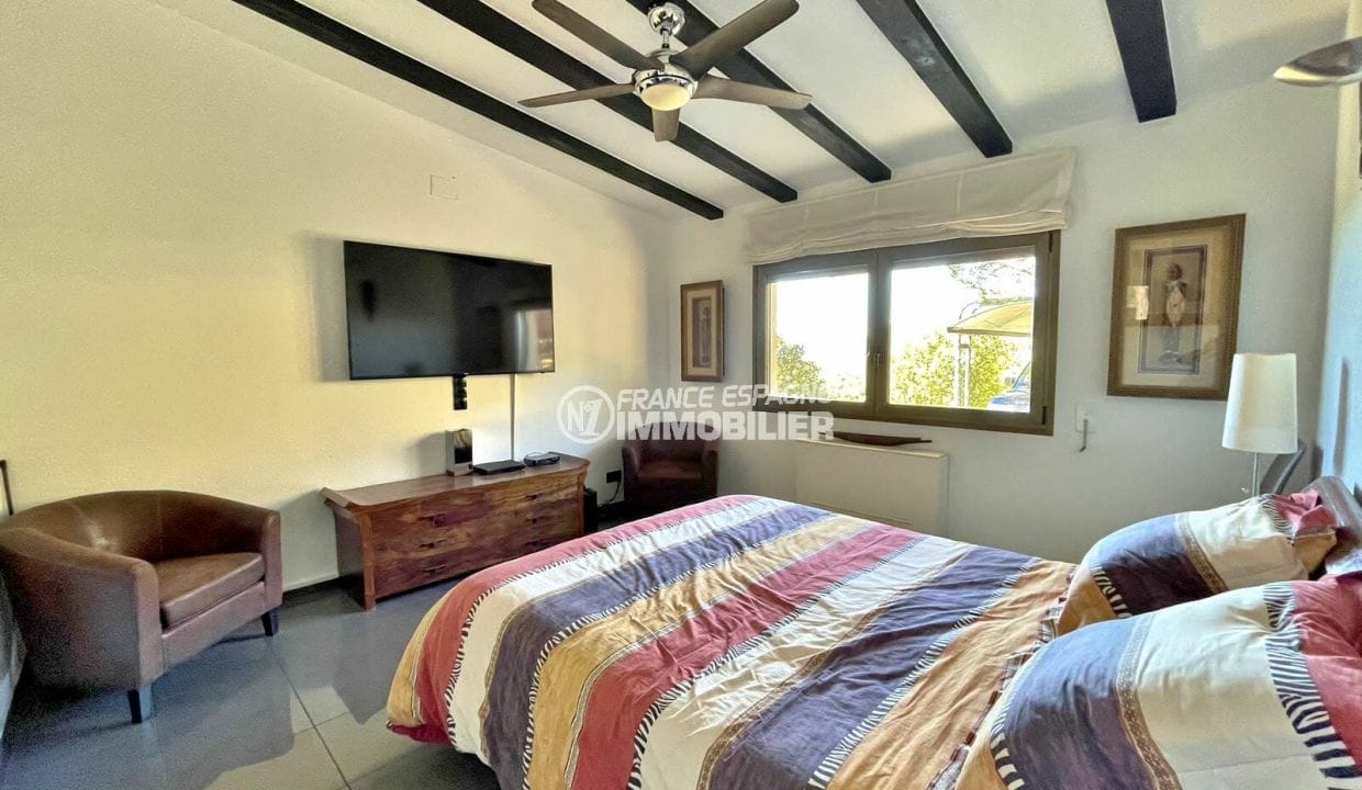 buy in rosas: 4 bedroom villa 325 m2, second suite with garden view