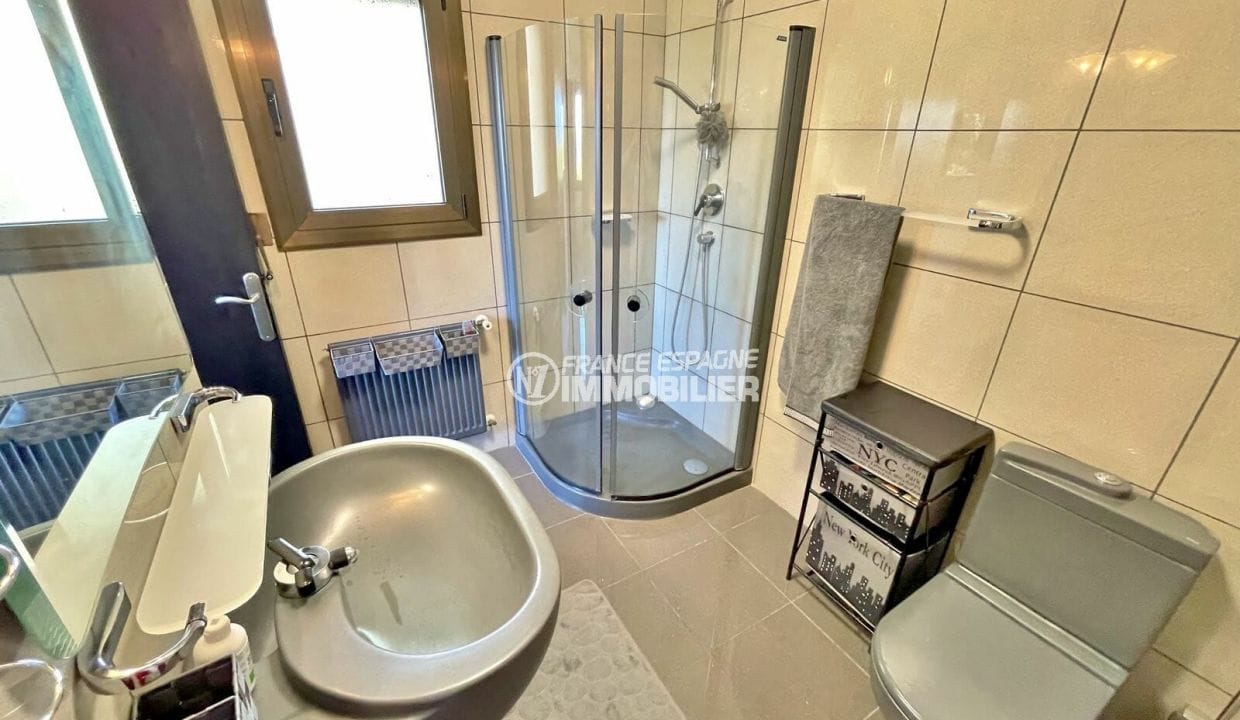 immocenter roses: 4-bedroom villa 325 m2, second suite bathroom