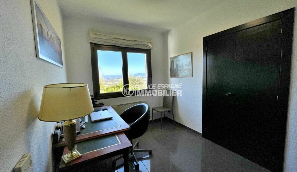 sale house spain rosas, 4 bedrooms 325 m2, office with built-in cupboard, garage