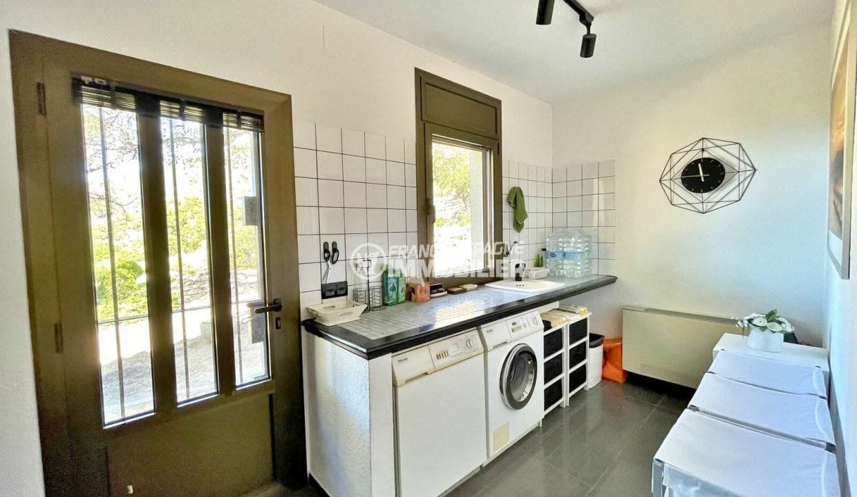 buy house spain rosas, 4 bedrooms 325 m2, laundry room with garden access