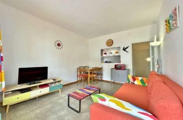 vente appartement rosas, 2 chambres 42 m², pièce à vivre avec passe-plat cuisine