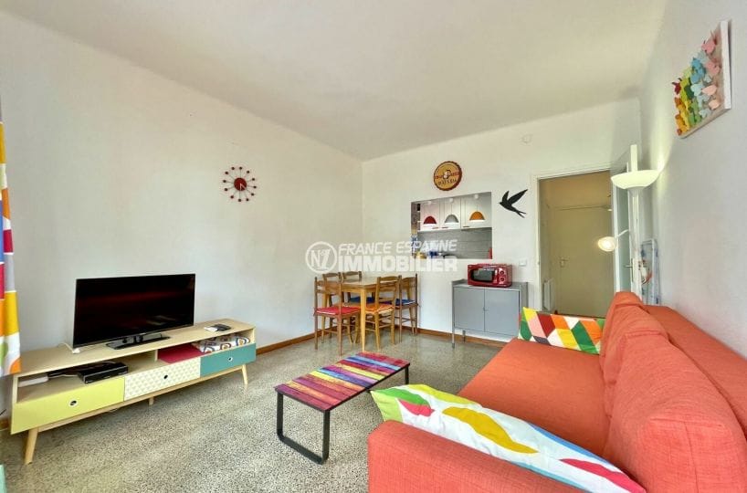 vente appartement rosas, 2 chambres 42 m², pièce à vivre avec passe-plat cuisine