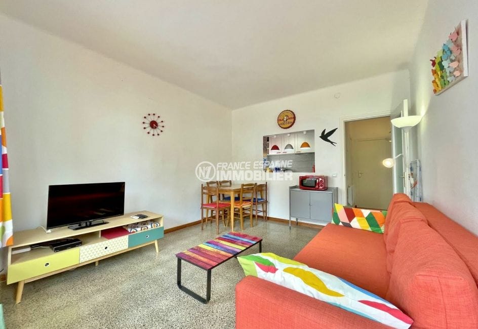 vente appartement rosas, 2 chambres 42 m², pièce à vivre avec passe-plat cuisine