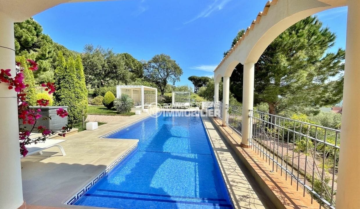 vente immobiliere rosas: villa 5 chambres 368 m², grande piscine, carreaux bleus